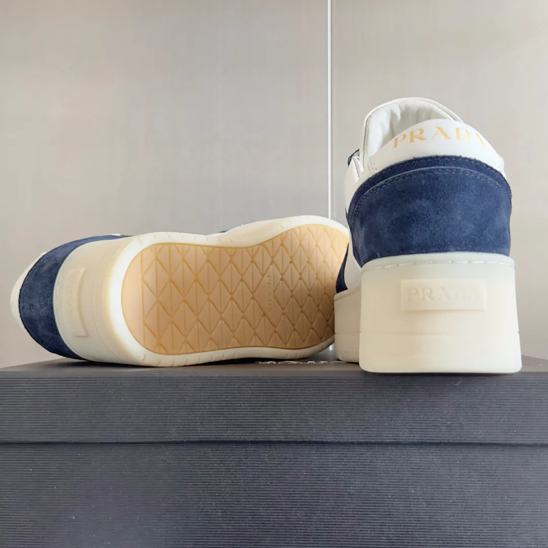 👟👟Ex-factory price 660👟👟 Top version Prada Latest Downtown Bold series Thick sole Platform shoes Triangle logo Casual sneakers White shoes Original purchase and development Production Downtown Bold sneakers are inspired by basketball shoes in the 1980s, with sporty design and exquisite details. Crafted from perforated leather, the statement platform sole provides a unique, modern style. The Prada logo is interpreted from different angles, decorated with the iconic enamel-coated triangular metal logo, highlighting the unique classic style. Exquisite packaging at the delivery counter🛍📦 ▪️Fabric: Original custom imported first-layer cowhide ▪️Inner lining: Original imported soft sheepskin ▪️Outsole: Original molded ultra-light foam material ▪️Sole thickness: 4.5CM ▪️Size: Women's 35-40